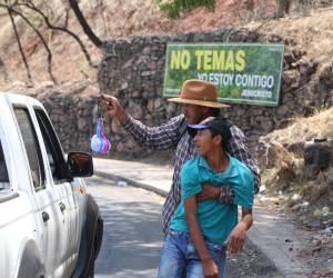 Atrapado en un cuerpo que ya no domina permanece Edwin Corea de 13 años, su padre lucha con desesperación para conseguir 48 mil lempiras para operarlo e iniciar un proceso de recuperación.