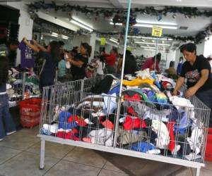 Las tiendas ubicadas en el centro de la capital permanecen llenas. Foto: Marvin Salgado/EL HERALDO.