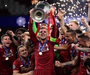 El capitán del Liverpool, Jordan Henderson, levanta la copa de la Champions League de la edición 2019. Foto: Agencia AFP.
