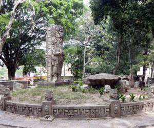 Una réplica de la estela C de Copán junto a una enorme tortuga de piedra.
