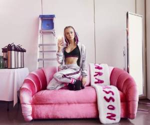 La cantante sueca ha dicho que el color rosa prevalecerá en esta colección para la firma H&M.