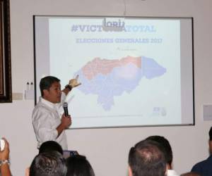 El presidente Juan Orlando Hernández explica la información sobre conteo de votos del Partido Nacional (PN).