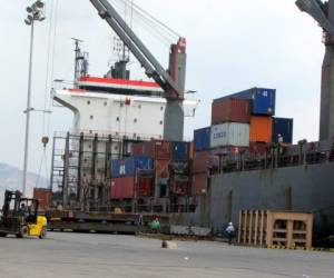 El gobierno busca un operador privado para que invierta 65 millones de dólares en la modernización del puerto de San Lorenzo.