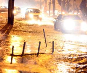 El tránsito vehicular se vió afectado por algún rato tras la lluvia (Foto: David Romero/ El Heraldo Honduras/ Sucesos de Honduras)