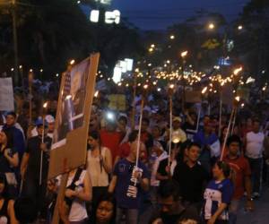 Decenas de personas se sumaron a la marcha de las antorchas en la ciudad de San Pedro Sula.