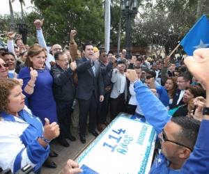 La fría mañana no fue obstáculo para que decenas de autoridades y activistas conmemoran unidos un año más de vida del partido fundado en 1902 por Manuel Bonilla, sobre cuya estatua fue colocado un arreglo floral (Efraín Salgado).