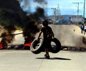 La toma inició en el portón de acceso a Perisur, varias llantas fueron quemadas antes del desalojo.