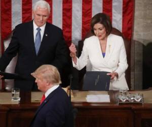 En su discurso de este martes, el presidente Donald Trump se negó a darle la mano a la líder en la Cámara Baja, Nancy Pelosi, lo que fue calificado por internautas como un “error de novato”. FOTOS: AP/AFP