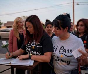 Las personas dejan mensajes mientras asisten al servicio de visitas de Margie Reckard en el Centro de Fe de La Paz en El Paso, Texas, el 16 de agosto de 2019. Agencia AFP