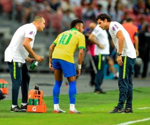 Singapur.- El delantero de Brasil Neymar (C) abandona el campo durante un partido amistoso de fútbol internacional entre Brasil y Nigeria en el Estadio Nacional de Singapur el 13 de octubre de 2019. / AFP / Roslan RAHMAN