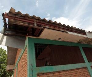 El techo en varias aulas del Centro de Educación Básica República de China Taiwan, es un bomba de tiempo, que pone en riesgo la vida de los 425 alumnos y los maestros. Alcaldía Municipal prometió ayuda y siguen a la espera.