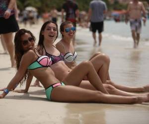 Roatán se ha llenado de bellas mujeres en este verano. fotos: Emilio Flores / EL HERALDO.