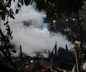Ayer en la mañana se reportó un incendio que consumió una vivienda y dejó en la calle a seis personas.Foto: Estanlín Irias/ EL HERALDO