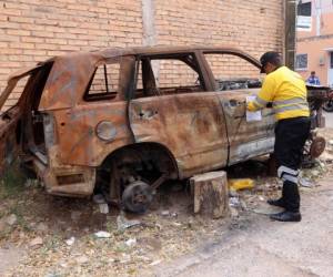 Esta chatarra ubicada en el sector tres de la colonia La Joya fue requerida por las autoridades de Movilidad Urbana. Fotos: Marvin Salgado/EL HERALDO.