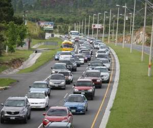 La caravana de vehículos en la salida al norte de la capital, a la altura de la posta de El Durazno, foto: Efraín Salgado.