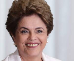La presidenta suspendida de Brasil, Dilma Rousseff sonríe después de leer la carta
