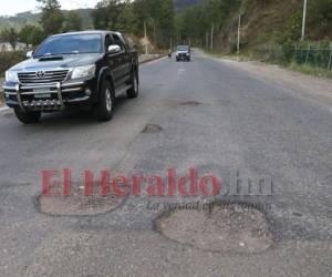 Enormes baches hay en la carretera que de Tegucigalpa comunica a Danlí, El Paraíso, debido a que las autoridades de Invest-H solo construyeron 34.92 kilómetros y no continuaron. Fotos: Marvin Salgado | EL HERALDO.