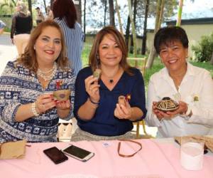 Yecenia Aguilar y Dilcia Aguiriano junto a la directora de Injupemp Martha Doblado.