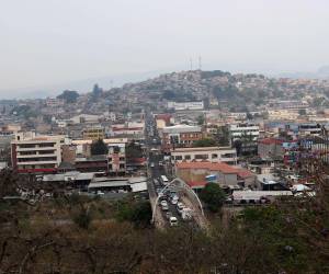 Aunque Comayagüela es una ciudad económicamente activa, ha sido descuidada por los diferentes alcaldes que han gobernado la capital, pues varios proyectos son dirigidos sólo a Tegucigalpa. Su infraestructura y su red vial está rezagada en comparación con la vecina ciudad de Tegucigalpa.