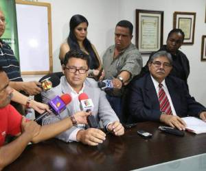 El ministro de Educación y rector de la UNA, Marlon Escoto, junto al comisionado del IAIP, Gustavo Manzanares, explican la situación de las sanciones, foto: Marvin Salgado/ EL HERALDO.