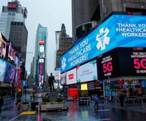 Nueva York, Estado de Nueva York: Vista general de Times Square cuando cae la lluvia el 28 de marzo de 2020 en la ciudad de Nueva York. El 28 de marzo de 2020, el presidente de los Estados Unidos, Donald Trump, dijo que está considerando una cuarentena a corto plazo del estado de Nueva York, Nueva Jersey y partes de Connecticut. / AFP / Kena Betancur