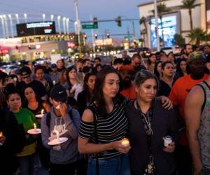 Miles de personas se reunieron en Las Vegas en una vigilia en honor a las víctimas del tiroteo. (Foto: AFP/ El Heraldo Honduras, Noticias de Honduras