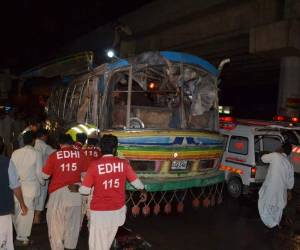 Al menos 10 personas murieron y decenas resultaron heridas este lunes al explotar una bomba en un autobús en Quetta.