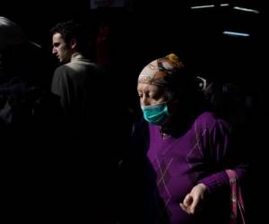 Fuera de Europa, Irán anunció este domingo 113 muertos más por el coronavirus, la mayor progresión diaria de víctimas mortales en este país desde el inicio de la epidemia, elevando a 724 la cifra total de fallecimientos por la epidemia. FOTO: AFP