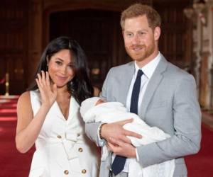 El príncipe Harry y Meghan Markle presentaron este miércoles a su bebé. (AFP)
