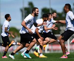 Gonzalo Higuaín se divierte en el último entrenamiento de la Juve antes de encarar a Mónaco.