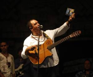 Guillermo Anderson sigue su lucha contra el cáncer acompañado de sus seres queridos y miles de hondureños que desean su pronta recuperación, foto: El Heraldo.