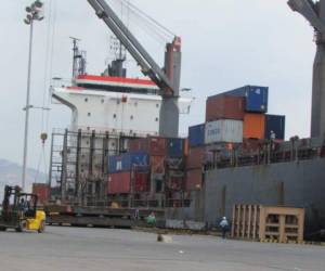 El puerto de San Lorenzo ha perdido competitividad en los últimos años. En la actualidad, la carga y descarga de contenedores solo puede ser realizada con las grúas de los barcos.