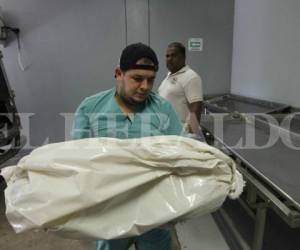 Momento en que el cuerpecito de la niña era retirado de la morgue de la capital, foto: Estalin Irías / EL HERALDO.