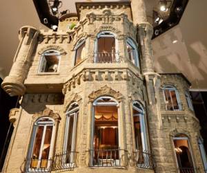 Valuada en 8.5 millones de dólares, el Castillo Astolat, es sin dudas la casa de muñecas más cara del mundo.