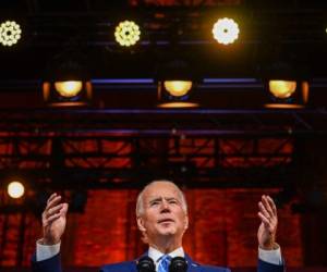 El presidente electo de Estados Unidos, Joe Biden, pronuncia un discurso de Acción de Gracias en el Queen Theatre en Wilmington, Delaware. Foto: Agencia AFP.