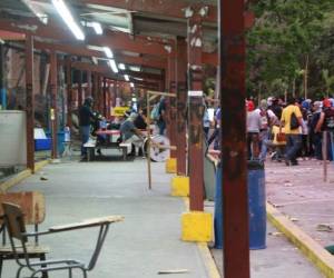Estudiantes de UNAH-VS desalojan instalaciones de forma pacífica