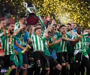 El centrocampista español Joaquín, levanta el trofeo de ganador mientras celebra con sus compañeros su victoria después de ganar el partido de la final de la Copa del Rey de fútbol entre el Real Betis y el Valencia CF en el estadio de La Cartuja en Sevilla.
