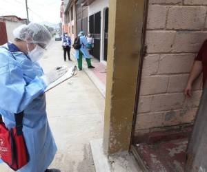 El personal médico es acompañado por militares y miembros de las guías de familia, si alguien tiene síntomas recibe tratamiento MAIZ. Foto: Johny Magallanes / EL HERALDO.