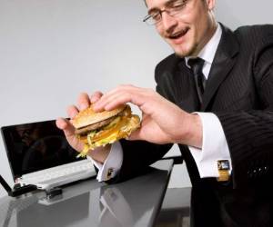 No se trata de desaparecer de su dieta la comida rápida, pero sí de tener un control de su consumo.