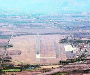 Una vista panorámica de la pista de Palmerola, zona donde se pretende construir un aeropuerto internacional.