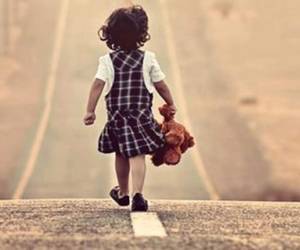 La menor salió ilesa del automóvil de su familia después de que éste se volcó y chocó con un árbol (Foto: Internet/ El Heraldo Honduras/ Noticias de Honduras)