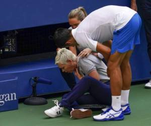 Novak Djokovic atiende a la jueza de línea tras haberla impacto con un pelotazo durante el partido de cuartos de final contra Pablo Carreño Busta en el Abierto de Estados Unidos. Foto: AP