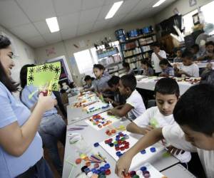Fueron 30 alumnos los que aprovecharon el espacio y la oportunidad que les brindó Cascadas Mall para realizar manualidades con material reciclable.