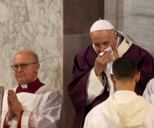 En esta imagen, tomada el 26 de febrero de 2020, el papa Francisco se suena la nariz durante la misa del Miércoles que Ceniza, que dio inicio a la Cuaresma, en la Basílica de Santa Sabina, en Roma. (AP Foto/Gregorio Borgia)