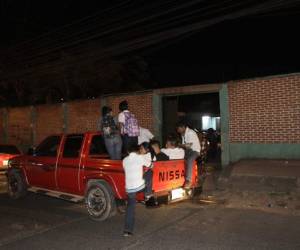 Los alumnos de las nocturnas se trasladan en sus vehículos particulares para regresar a casa.