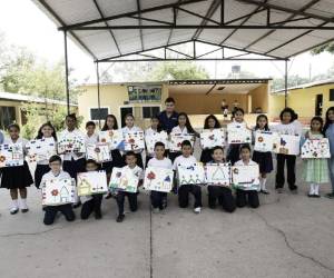 Felices, los alumnos de la Escuela Esteban Mendoza mostraron sus creaciones luego de ser instruidos por los ejecutivos de Cascadas Mall.