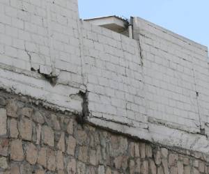 Esta sección del muro perimetral de una de las viviendas más dañadas está por caer, lo que puede ocasionar un accidente. Foto: Efraín Salgado/EL HERALDO.