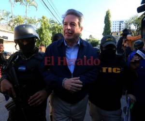 Olvin Mejía al momento de ser capturado por agentes de la ATIC en su casa de habitación en la residencial Loma Linda. (Foto: El Heraldo Honduras/ Noticias Honduras hoy)