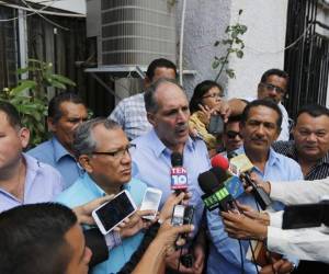 Nasry Asfura y alcaldes del sur dieron declaraciones a los medios al término de la reunión.