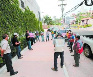 Personal del Sinager y de la Copeco evaluaron ayer las instalaciones del CCG para proceder a la instalación de equipo de atención médica. Foto: David Romero / EL HERALDO.